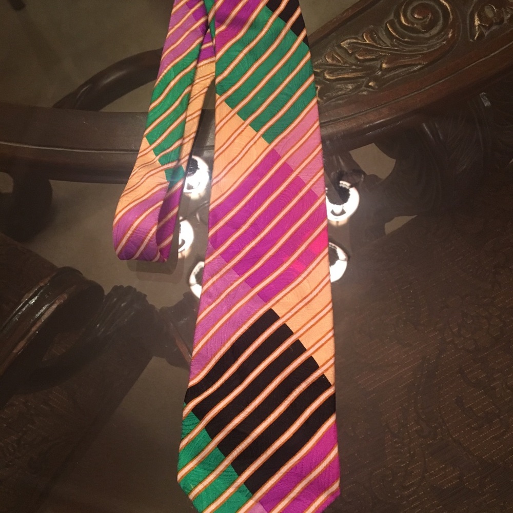 V2 by Versace tie